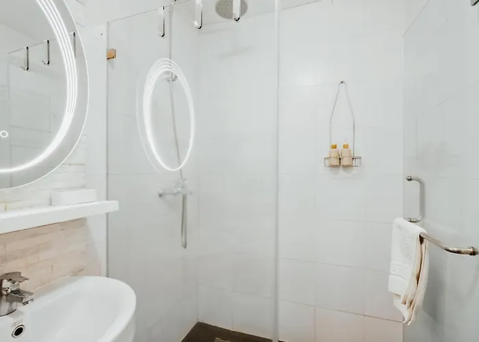 Coastal In Kl Tower Serviced Residences, Greenbelt, Makati! Maximum Capacity 5 Pax! * Manila
