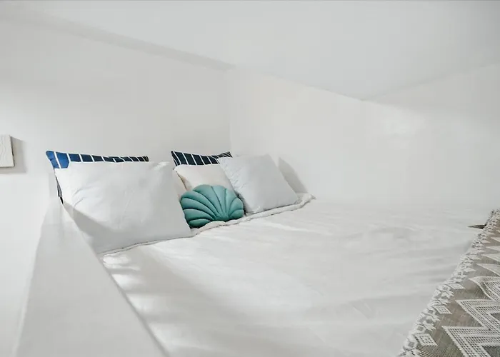Coastal In Kl Tower Serviced Residences, Greenbelt, Makati! Maximum Capacity 5 Pax! * Manila